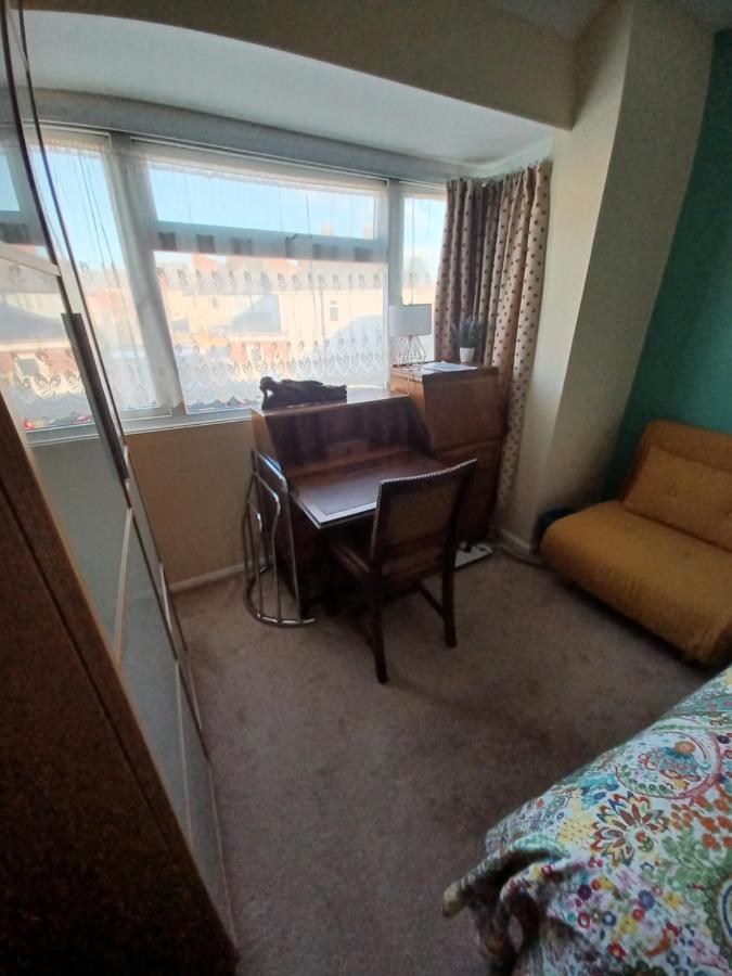 Stunning Homestay In Wolverhampton Bushbury Екстериор снимка